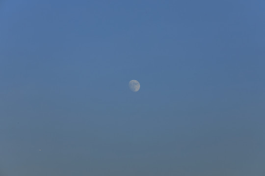 晴空月亮