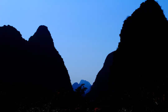 桂林山水山峰悬涯