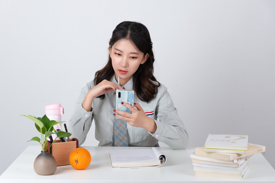 用手机查找资料的女学生