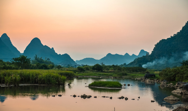 桂林山水阳朔遇龙河漂流山水画