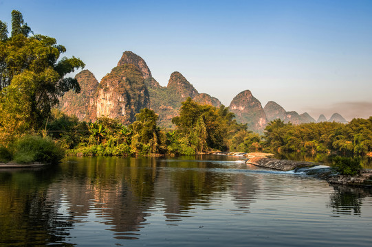 桂林山水阳朔遇龙河漂流山水画