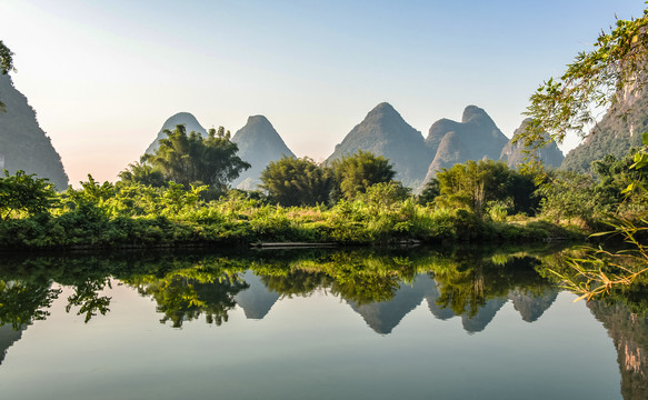 桂林山水阳朔遇龙河漂流山水画