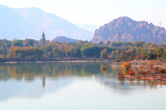 青海黄南循化黄河秋景