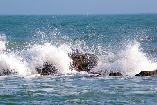 青岛礁石大海海浪惊涛骇浪