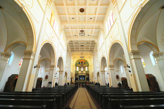 青岛圣弥厄尔大教堂内部