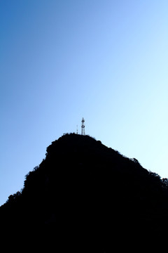 高山上的信号塔