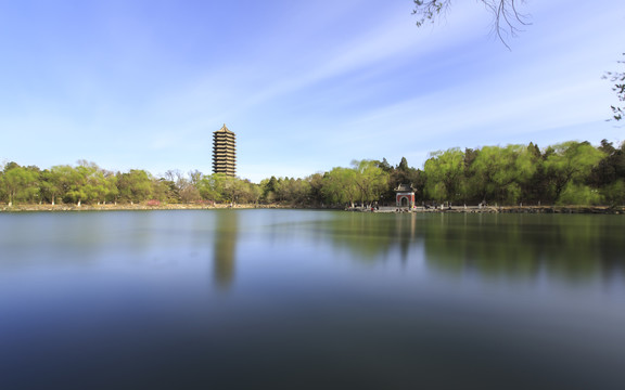 北大未名湖博雅塔慈济寺山门蓝天