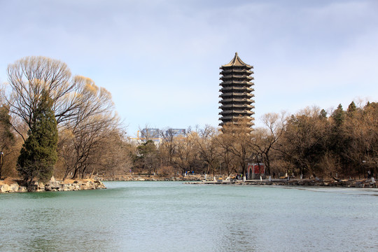 北大校园未名湖博雅塔慈济寺山门