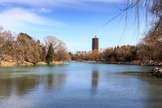 北大校园未名湖博雅塔慈济寺山门