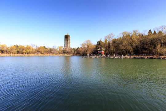 北大未名湖博雅塔慈济寺山门