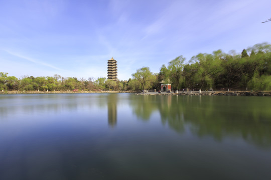 北大未名湖博雅塔慈济寺山门