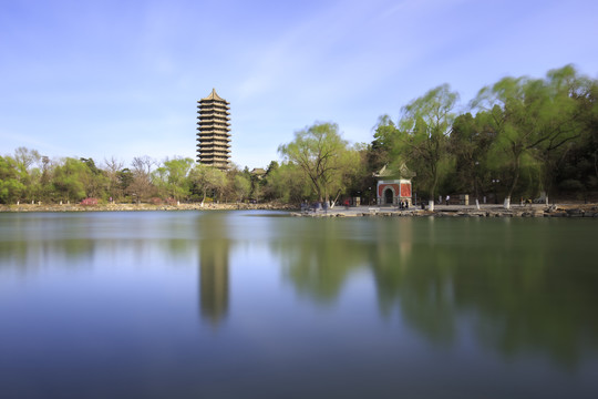 北大未名湖博雅塔慈济寺山门