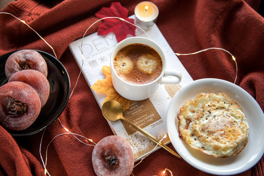 冬季温暖早餐咖啡和煎蛋