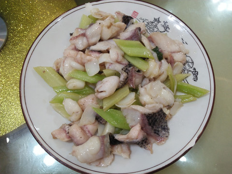 生鱼炒芹菜