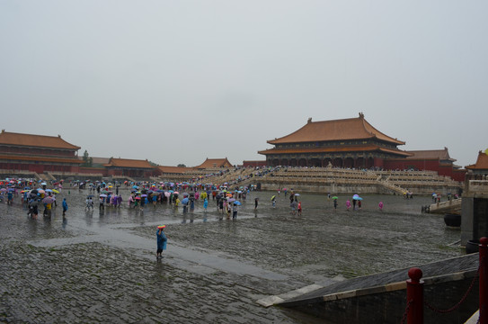 大雨中游览故宫的人们
