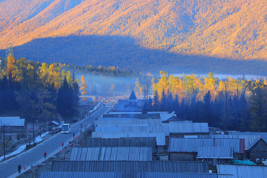 新疆北疆喀纳斯村炊烟晨雾秋景