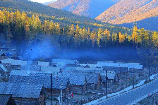 新疆北疆喀纳斯村炊烟晨雾秋景