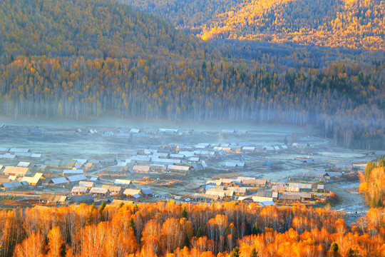 新疆北疆阿勒泰禾木点将台晨雾
