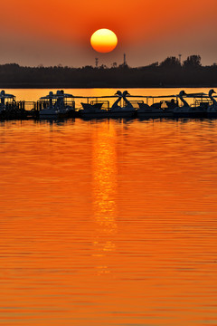 夕阳太白湖