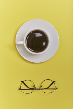 咖啡杯和眼镜