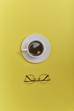 咖啡杯和眼镜