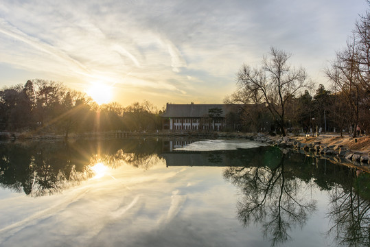 北大校园未名湖红四楼日落夕阳