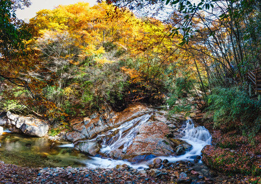 四川巴中光雾山十八月潭秋季风光