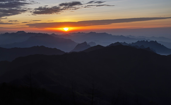 崇山峻岭