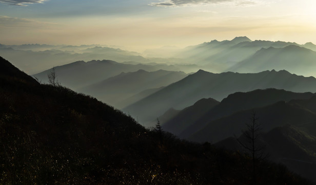 崇山峻岭