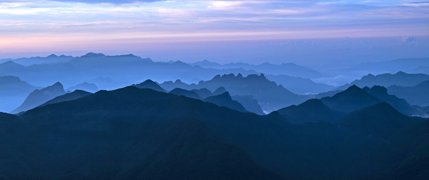 崇山峻岭