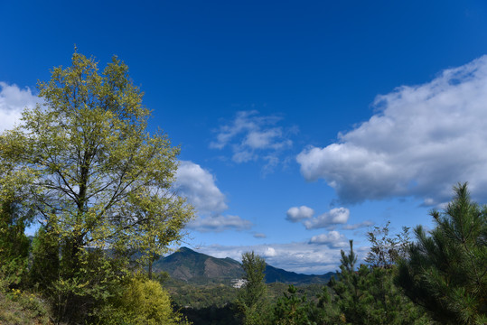 蓝天白云远山