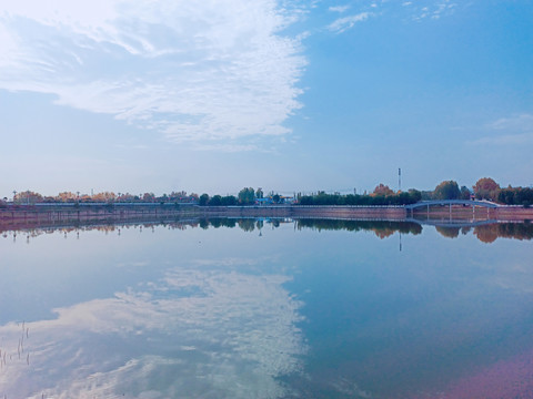 蓝色天空与湖水