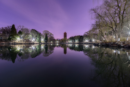 北大校园风光未名湖博雅塔夜景