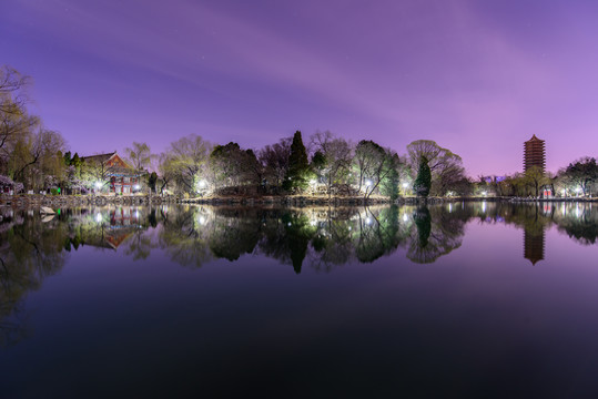 北大未名湖博雅塔红四楼夜景