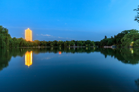 北大校园未名湖博雅塔石舫夜景