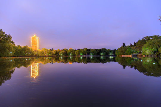 北大校园未名湖博雅塔石舫夜景