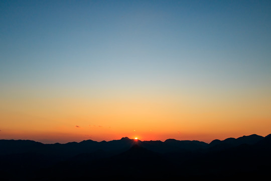 日落时分水墨群山的全景图