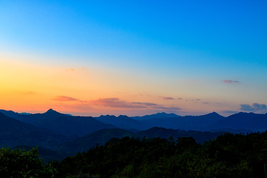 日落时分水墨群山的全景图