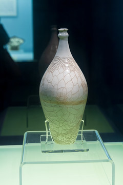 上海博物馆北宋白釉划花莲鱼纹瓶