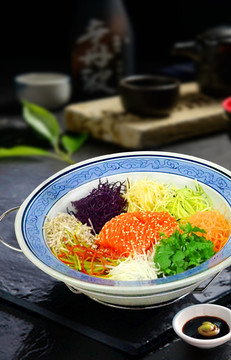撈起三文魚(yú)