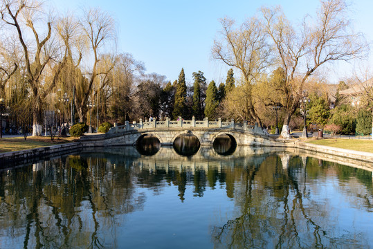 北京大学校园风光校友桥水池