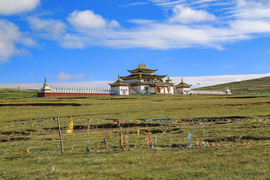 玉树曲麻莱黄河源头扎加村寺庙