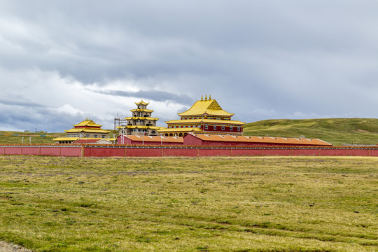 果洛玛多鄂陵湖寺院