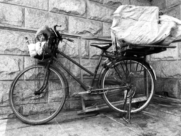旧自行车黑白照