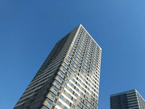 蓝天晴空下的大楼