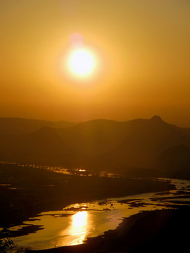 日出山河