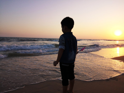 海滩小孩剪影