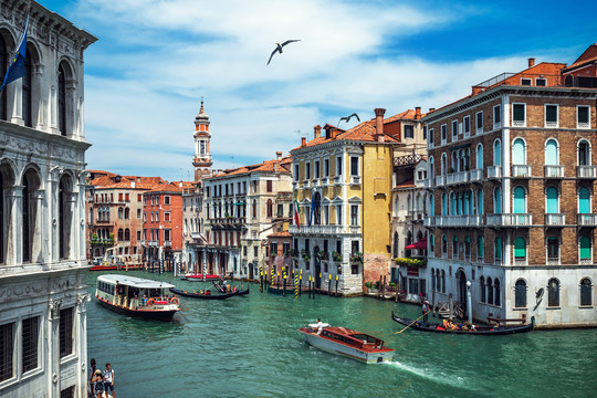 威尼斯大运河两旁的建筑