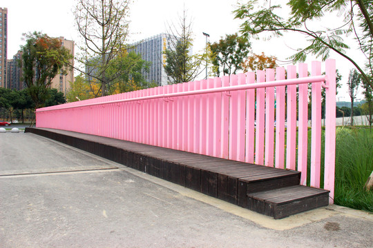 粉红护栏