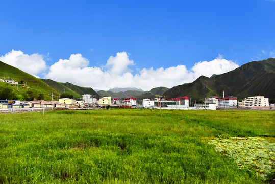 夏河县城远眺